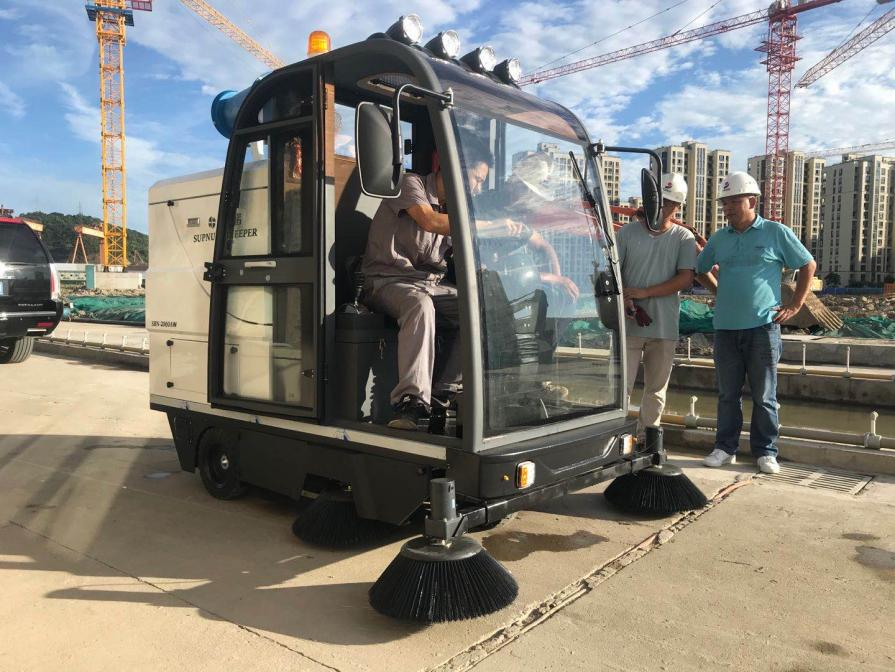 永康龙海市电动清扫车：现代城市清洁的新解决方案